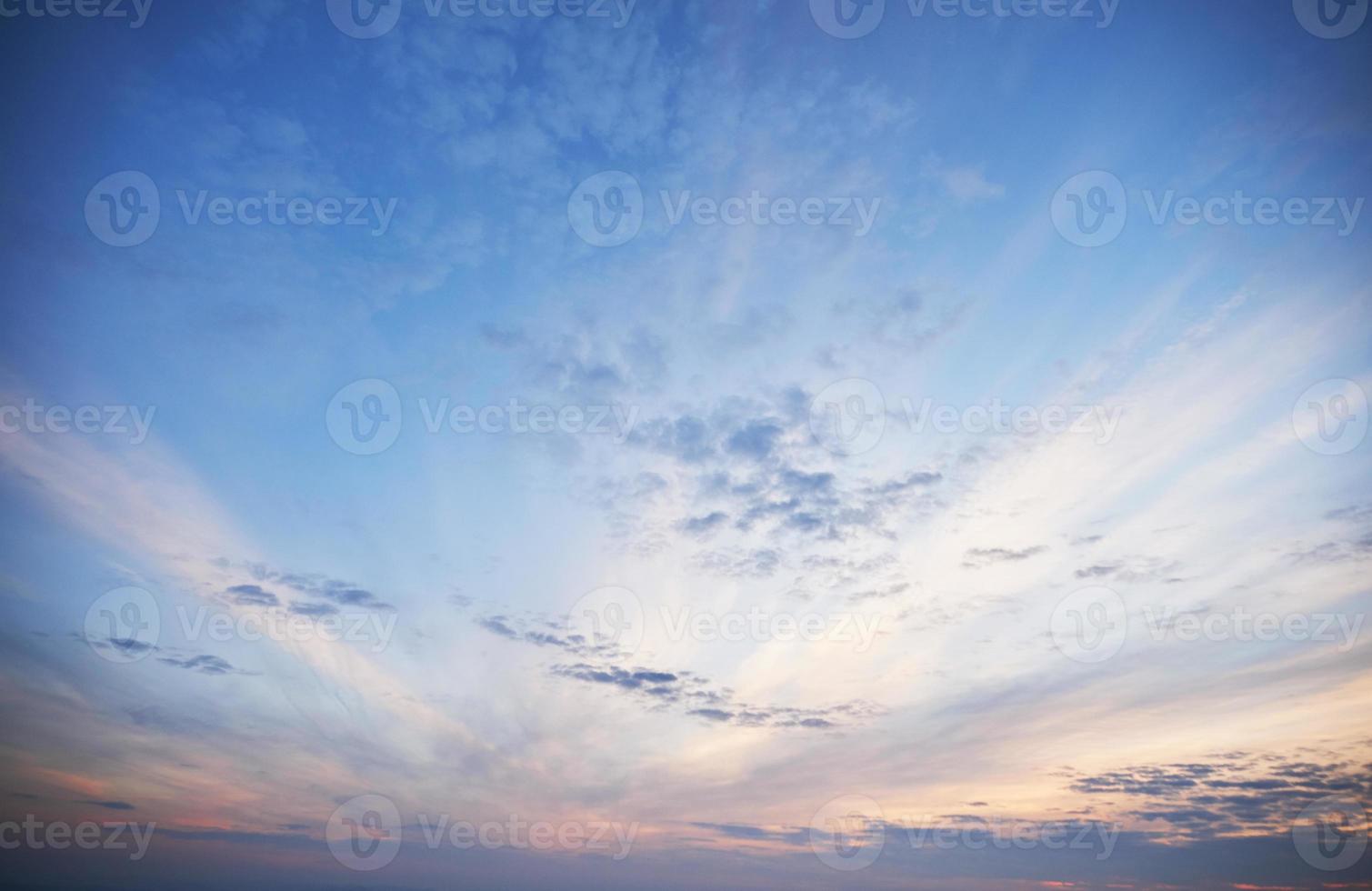 gyllene ljus skiner genom molnen i en färgglad kväll foto