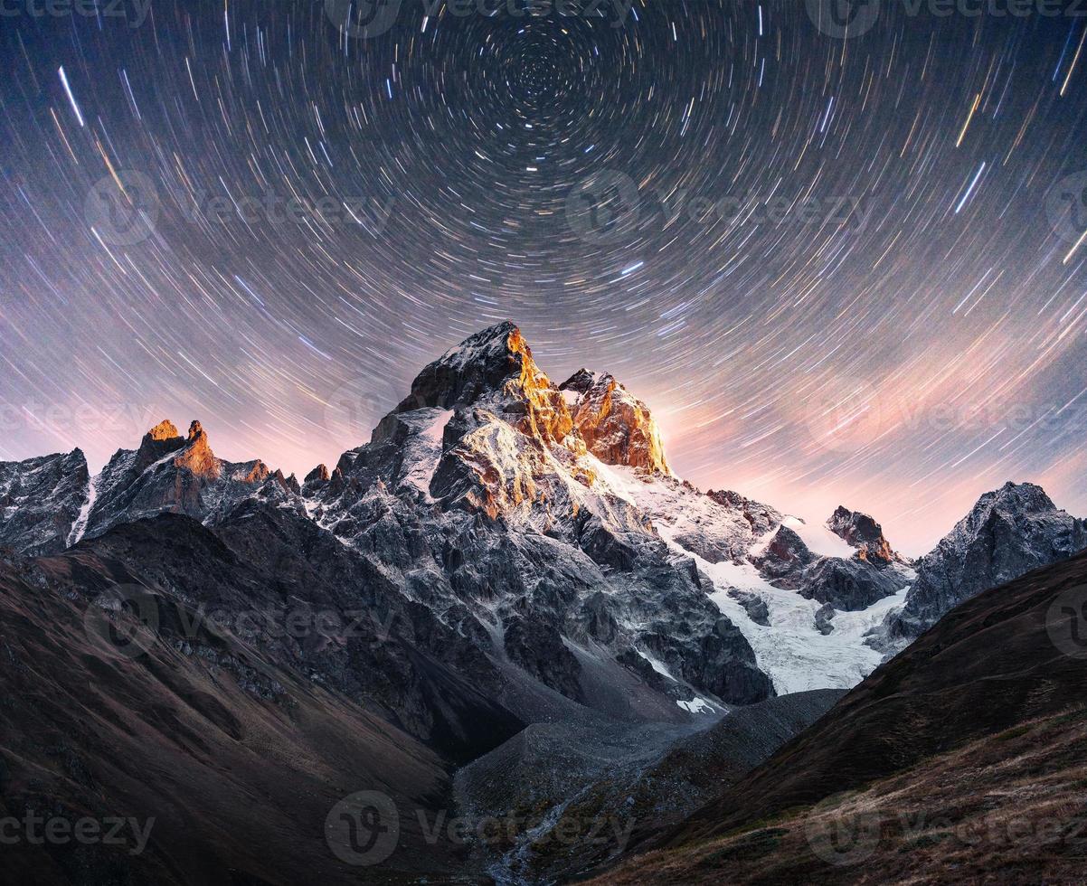 fantastisk stjärnhimmel. snötäckta toppar. kaukasiska huvudryggen. bergsutsikt från berget ushba meyer, georgien. Europa foto