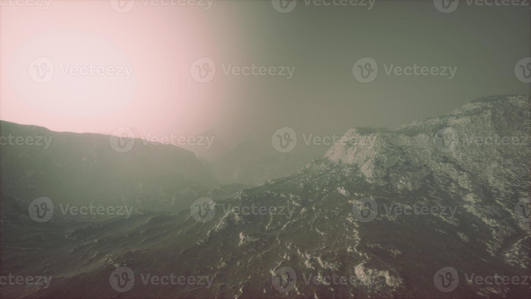landskap av bergskedjan Dolomiterna täckt av dimman foto
