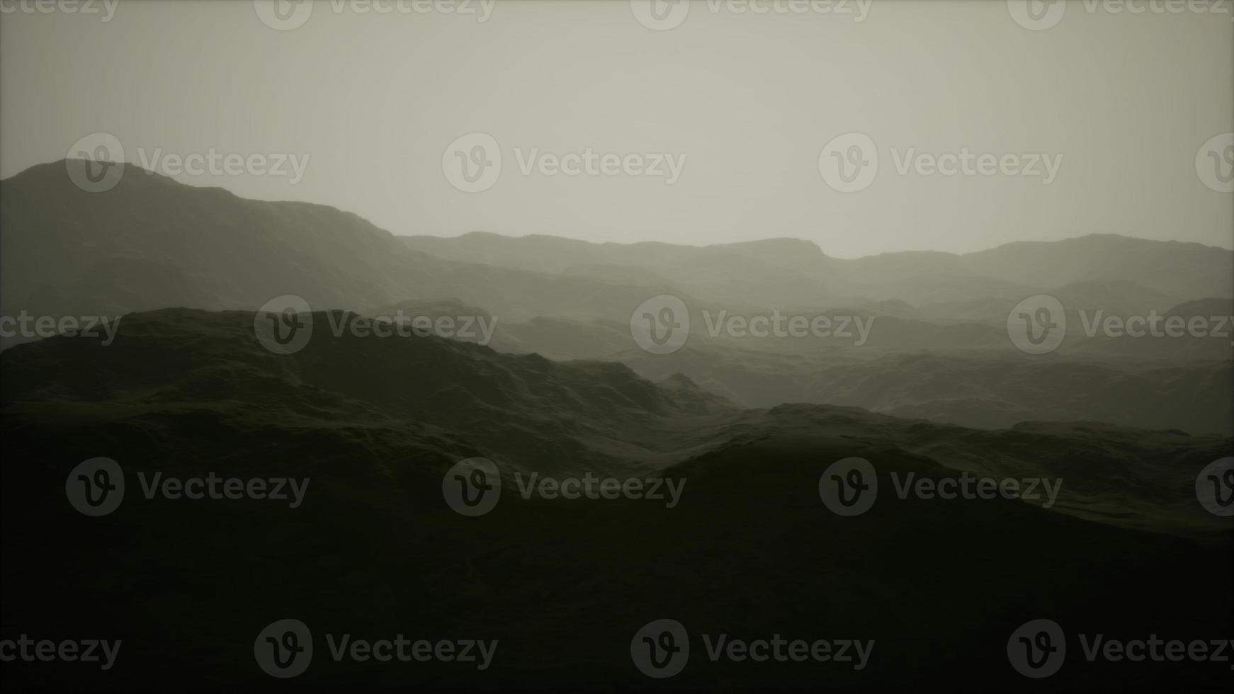 kallt dimmigt höstland i färgglada skuggor foto