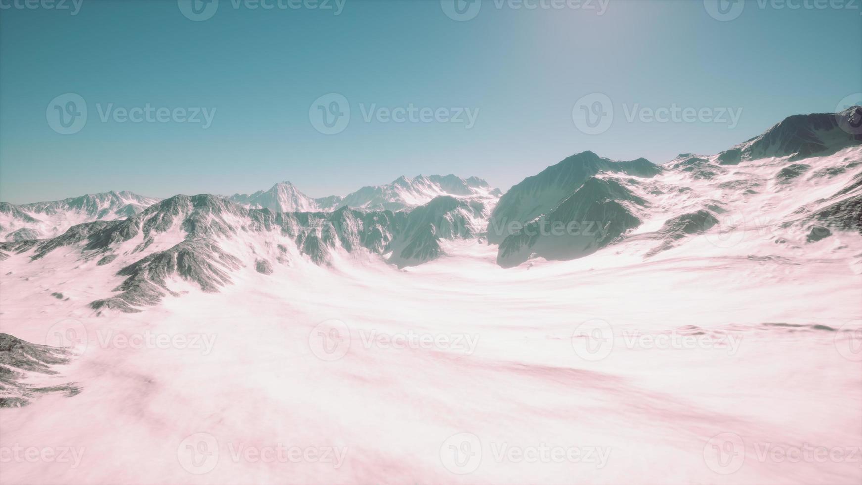 panoramautsikt över bergen över snötäckta toppar och glaciärer foto