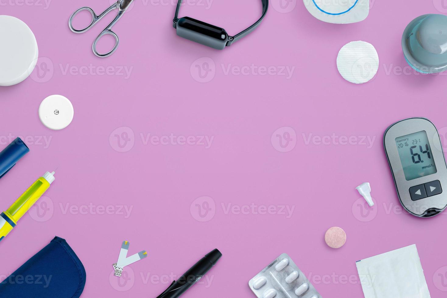 diabetesmediciner och utrustning på bänk med kopieringsutrymme i mitten för text foto