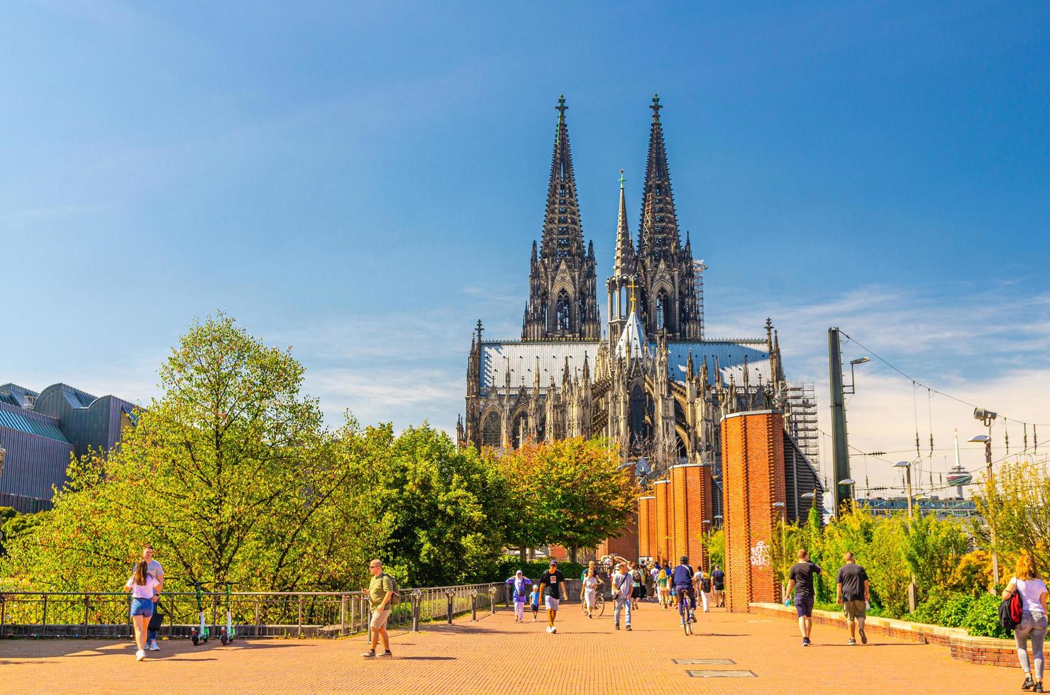 Köln, Tyskland, 23 augusti 2019 människor turister som går ner för gågatorget nära Ludwig Museum med utsikt över katedralen i Köln foto