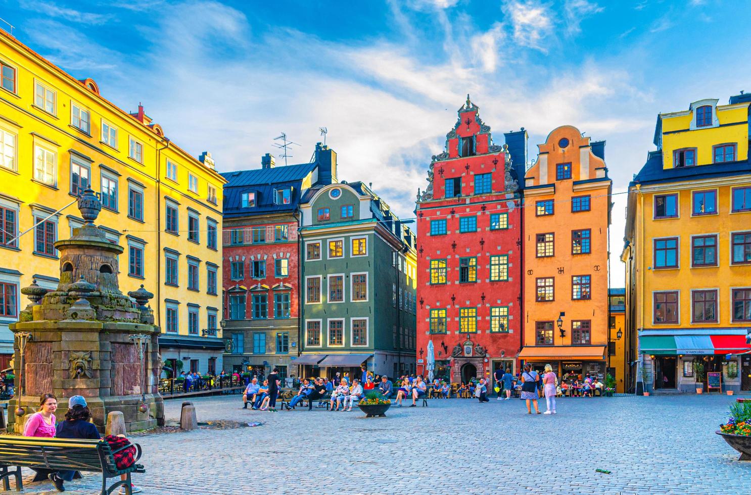 stockholm traditionella typiska färgglada byggnader, fontän och människor turister på stortorget foto