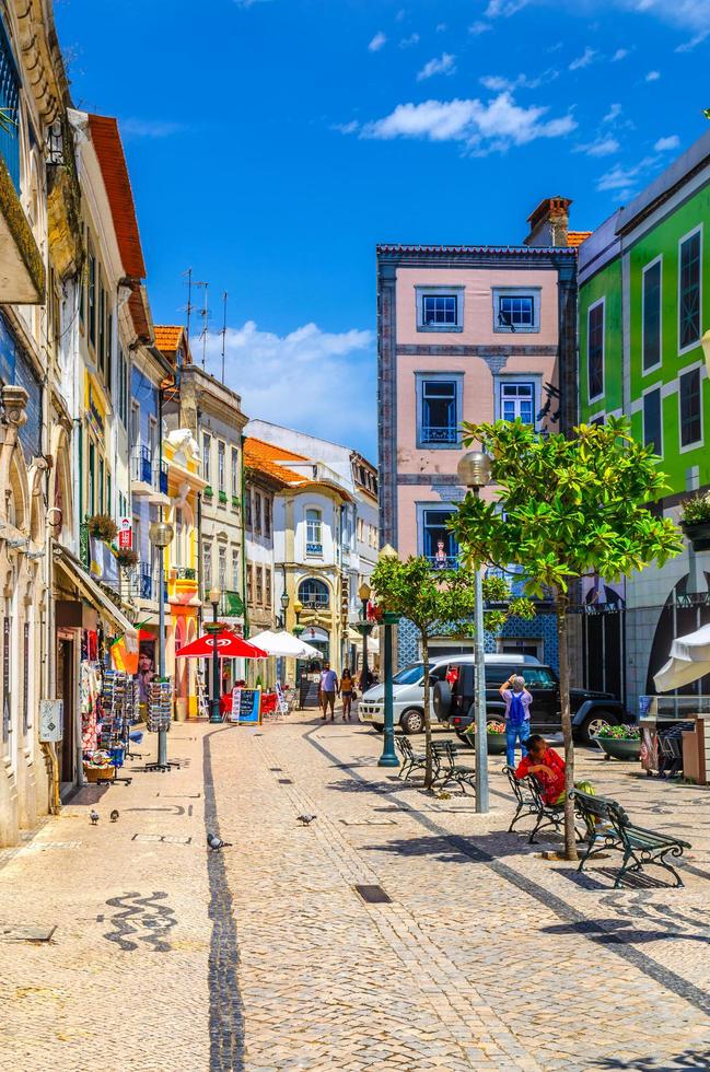 typiska färgglada byggnader på torget i aveiro stads historiska centrum i solig sommardag foto