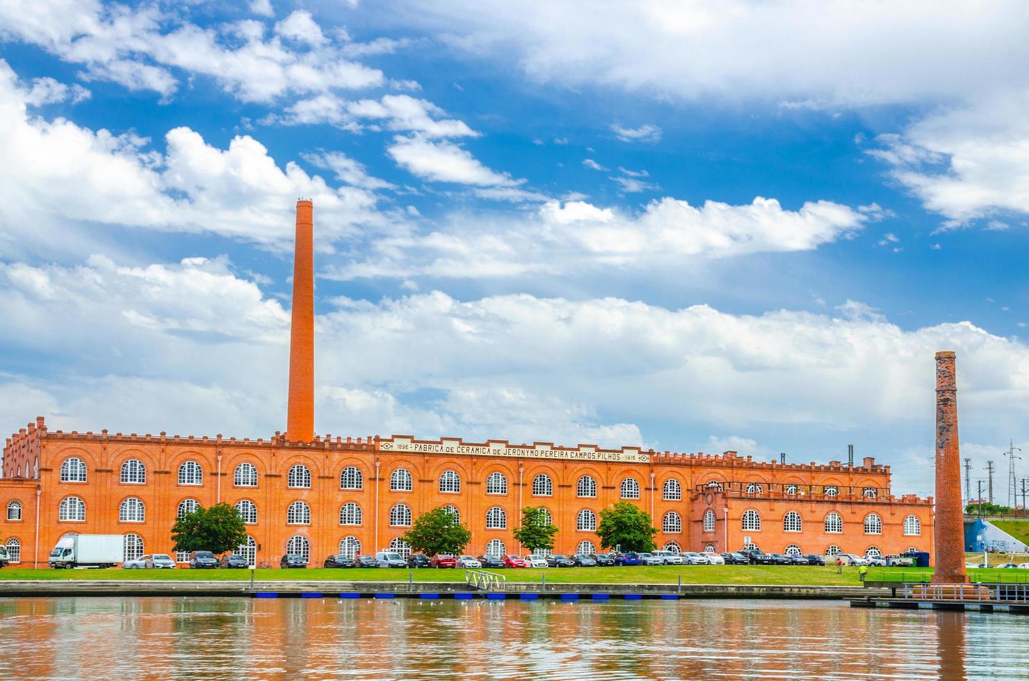 gammal keramikfabrik antiga fabrica jeronimo pereira campos byggnad i aveiros historiska centrum foto