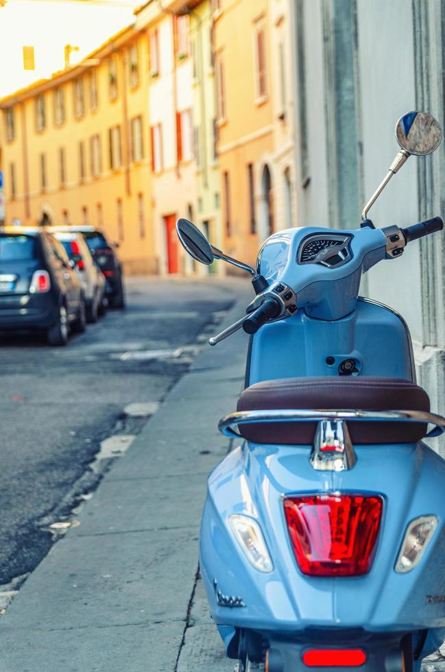 vintage blå skoter motorcykel vespa i smal italiensk tom gata foto