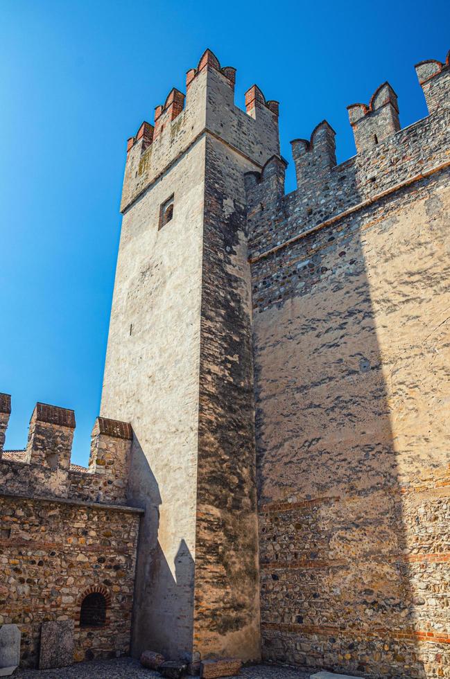 sirmione, Italien, 11 september 2019 scaligero slott castello di sirmione medeltida fästning, sirmione stad vid Gardasjön foto