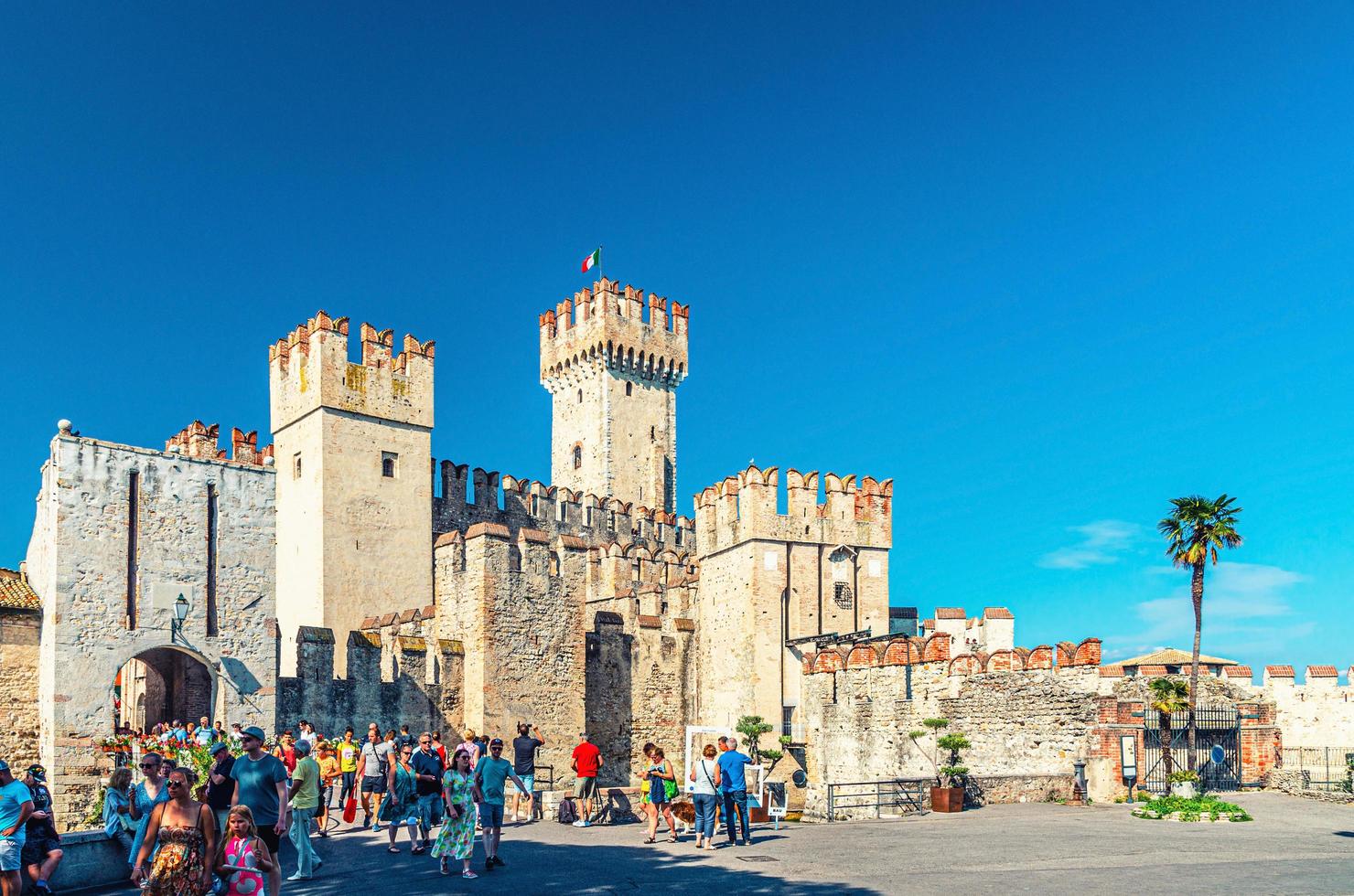 sirmione, Italien, 11 september 2019 scaligero slott castello di sirmione medeltida fästning, sirmione stad vid Gardasjön foto