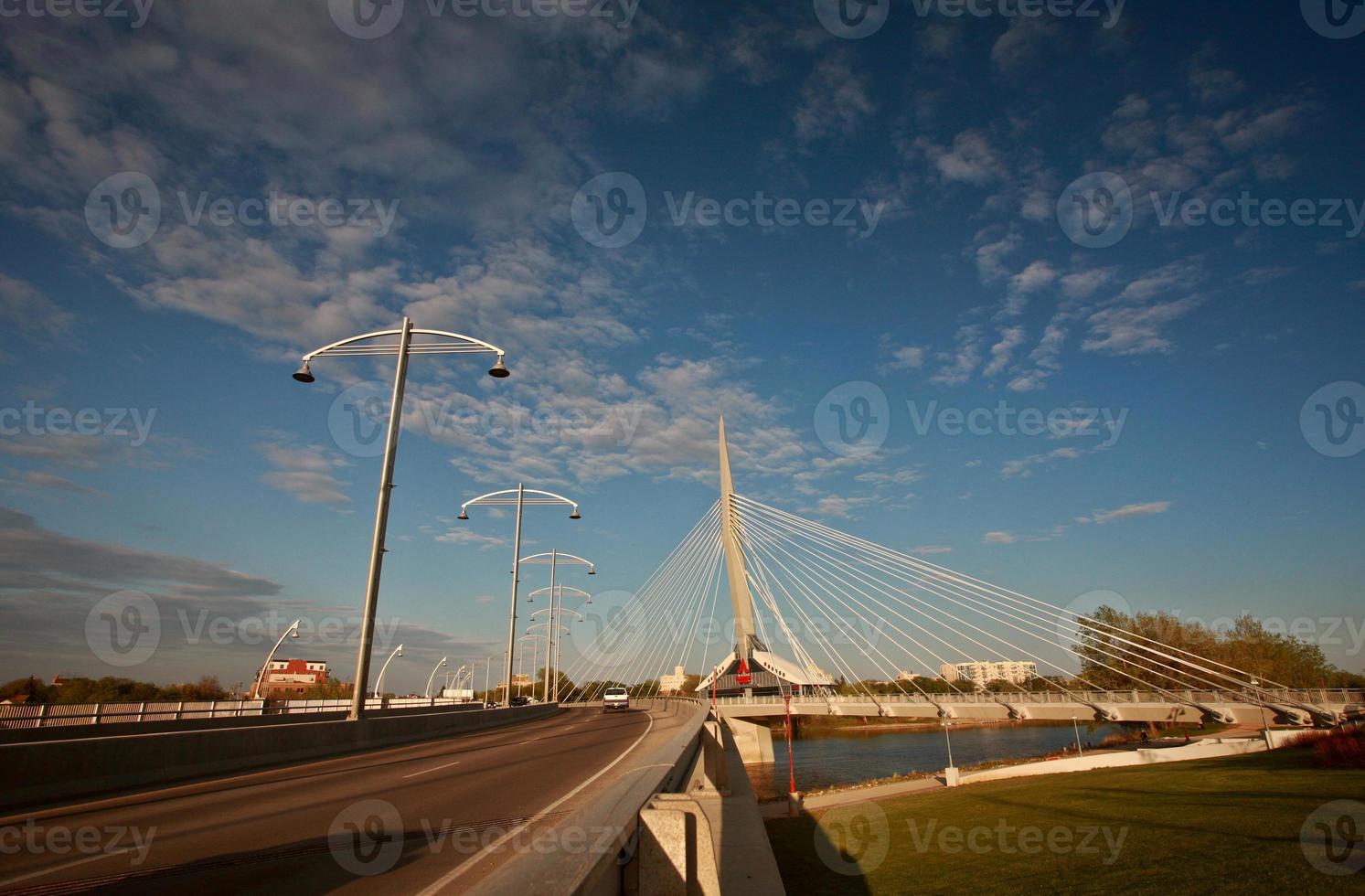unik gångbro över den röda floden i Winnipeg foto