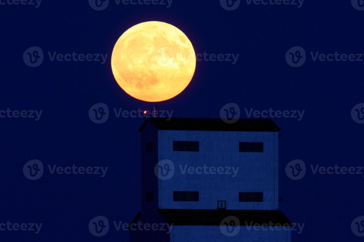 fullmåne över tuxford korn hiss foto