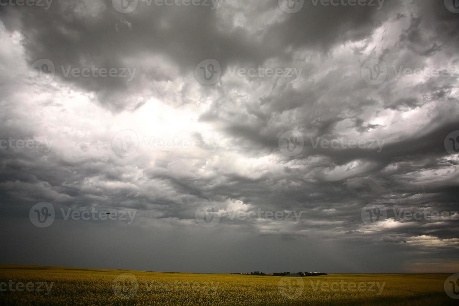 stormmoln över Saskatchewans landsbygd foto