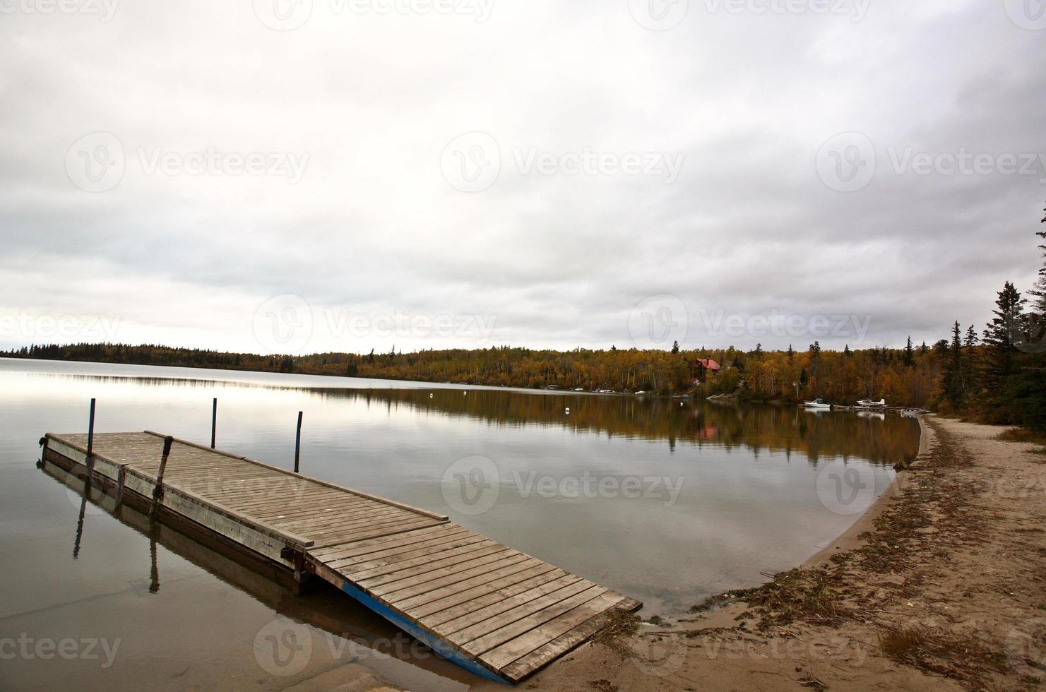 båtbrygga på en saskatchewan sjö foto