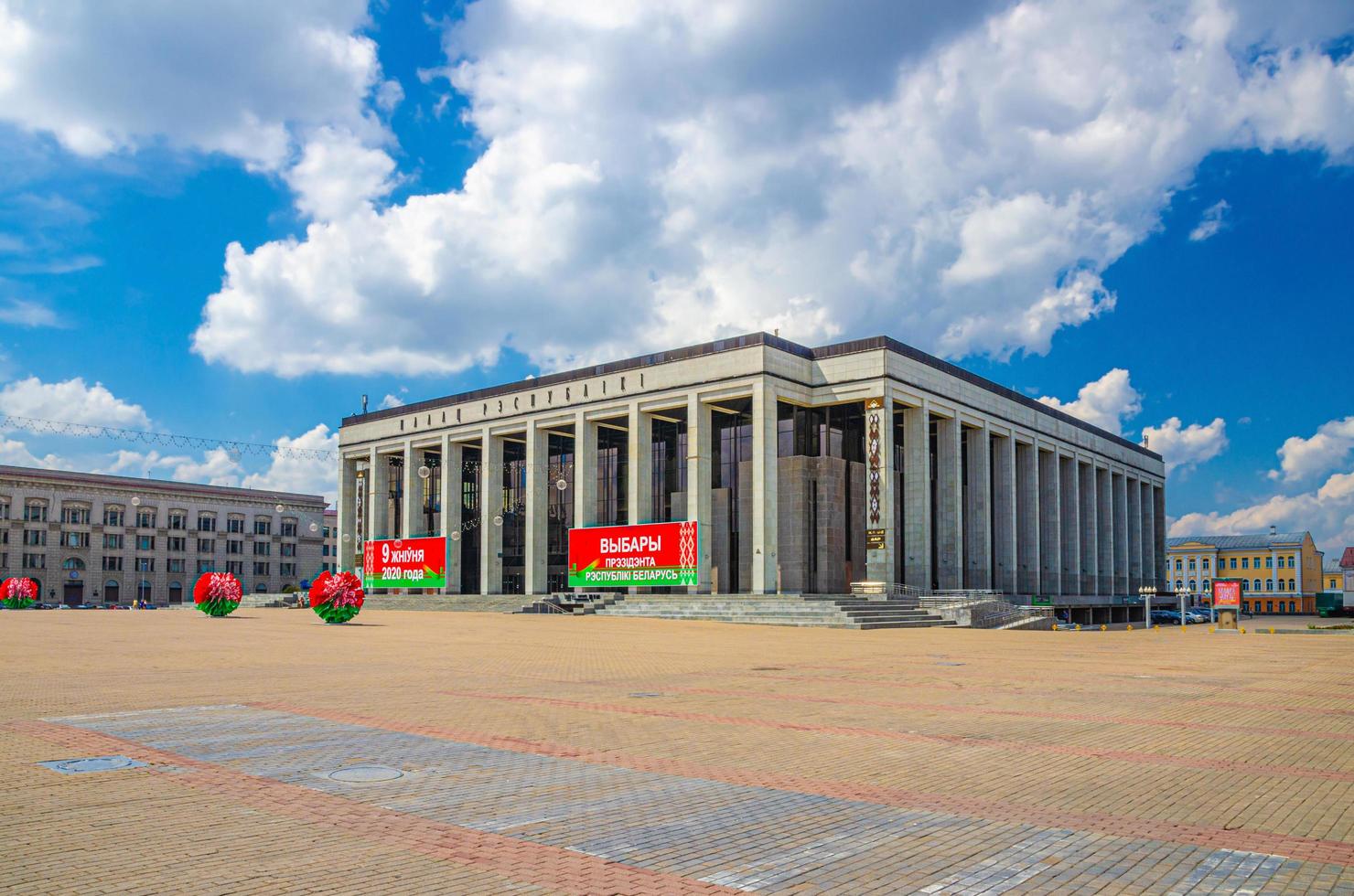 minsk, Vitryssland, 26 juli 2020 palats i republikens palatsliknande regeringsbyggnad med reklam för presidentval foto