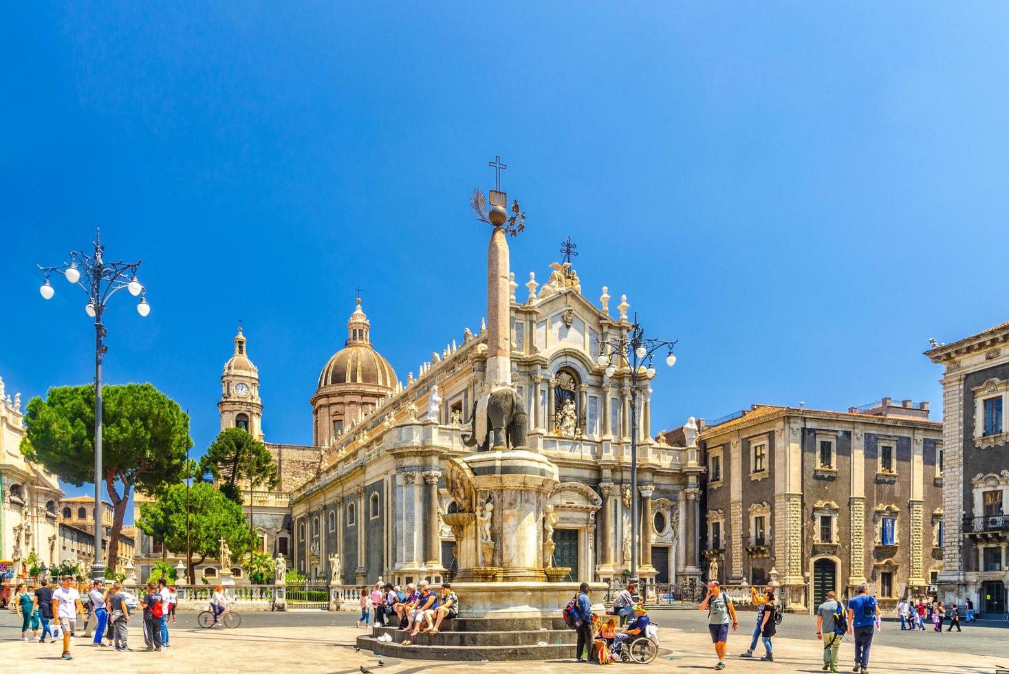 människor turister nära elefantstatyfontän och katedralen i santa agatha på torget piazza del duomo i catania foto