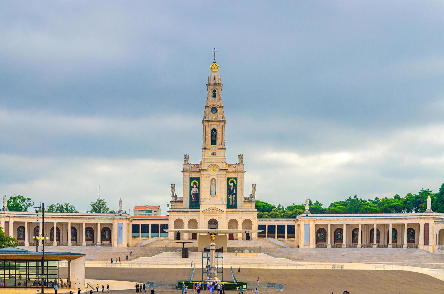 helgedom för vår fru av fatima med basilika för vår fru av rosenkransen katolska kyrkan med pelargång i fatima foto