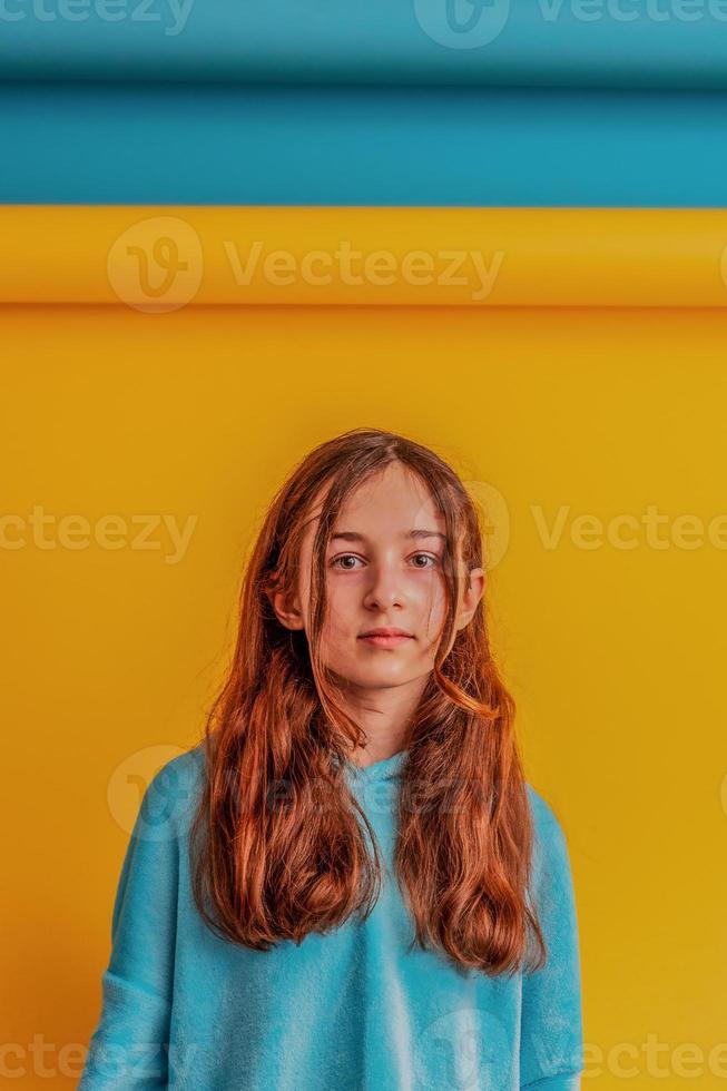 flicka för fred, sluta kriget. flicka i en blå hoodie på en gul och blå bakgrund. foto