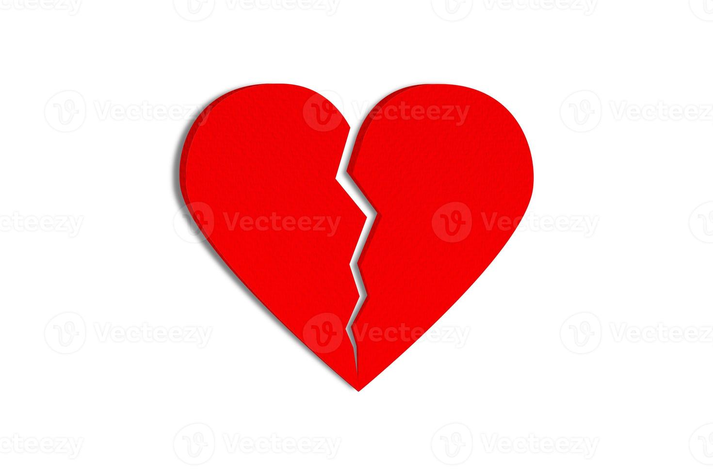 rött papper hjärta trasigt isolerad på vit bakgrund. objekt med urklippsbana. foto