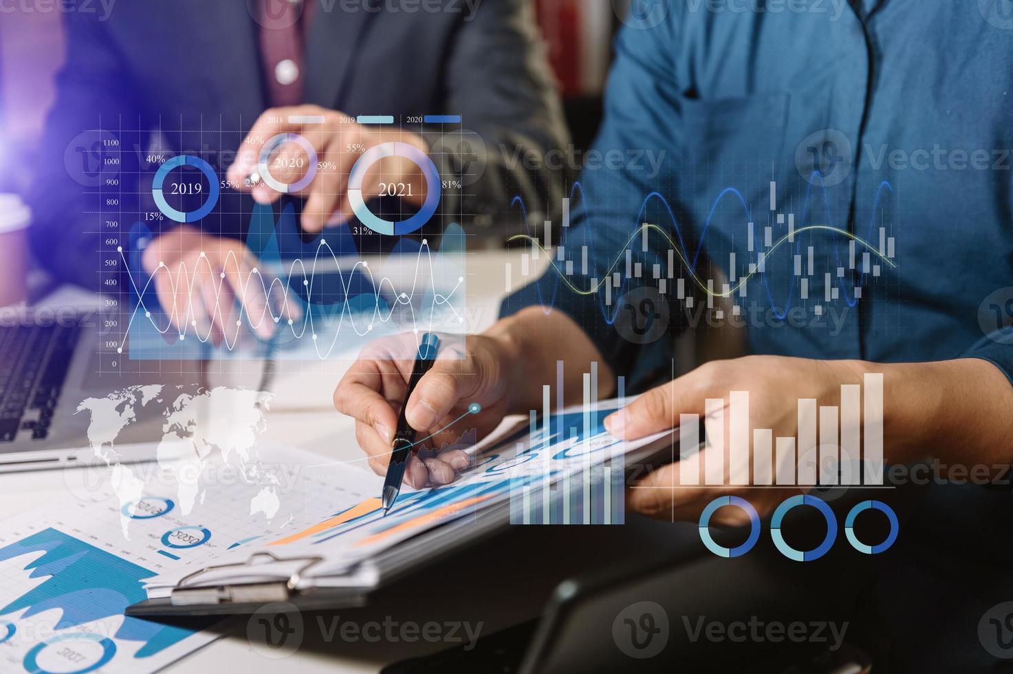 finansiell rapportdata över affärsverksamhetens balans- och resultaträkning och diagram som fintech-koncept. affärsgruppsmöte. foto