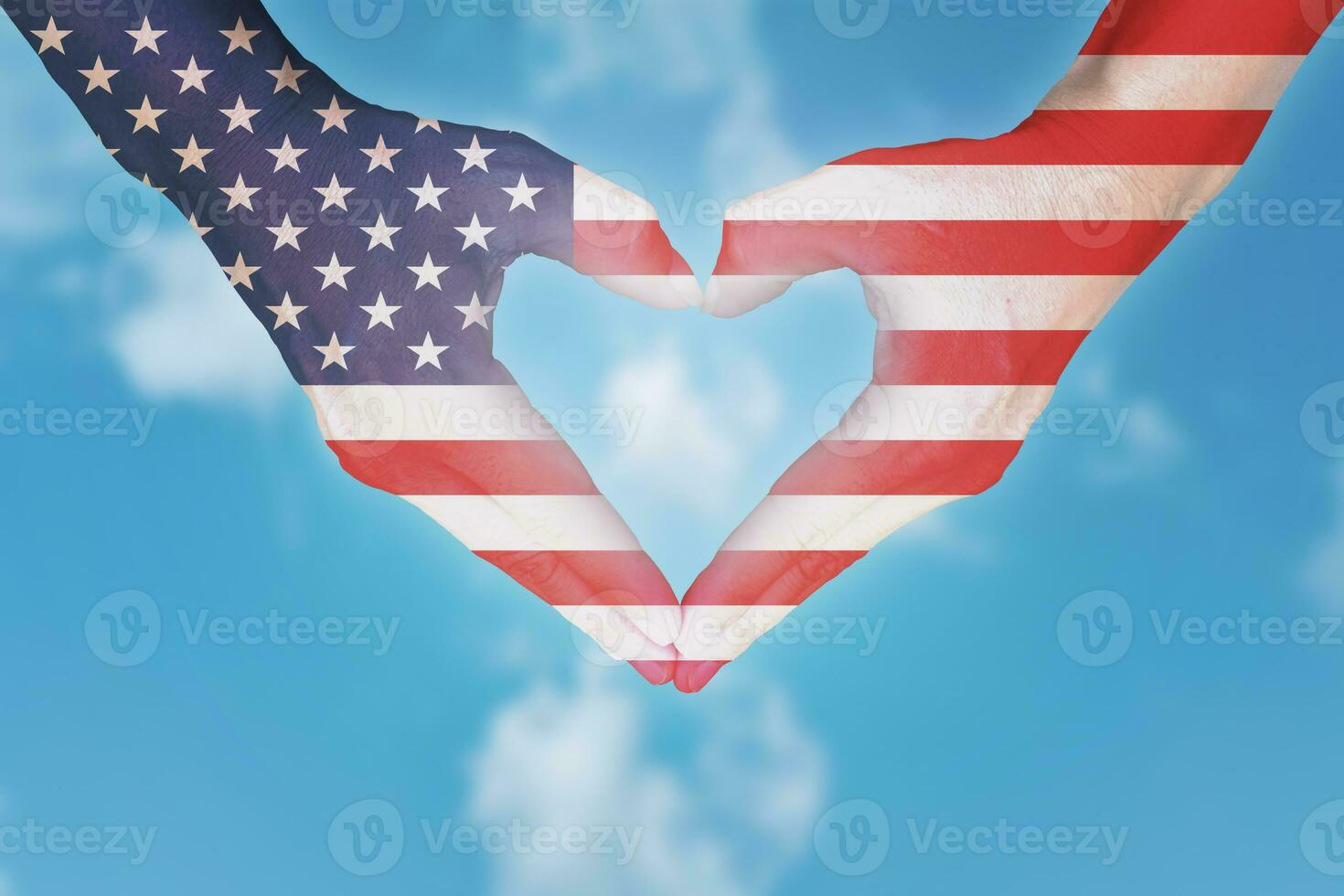 USA flagga målad på händer i hjärtformad. foto