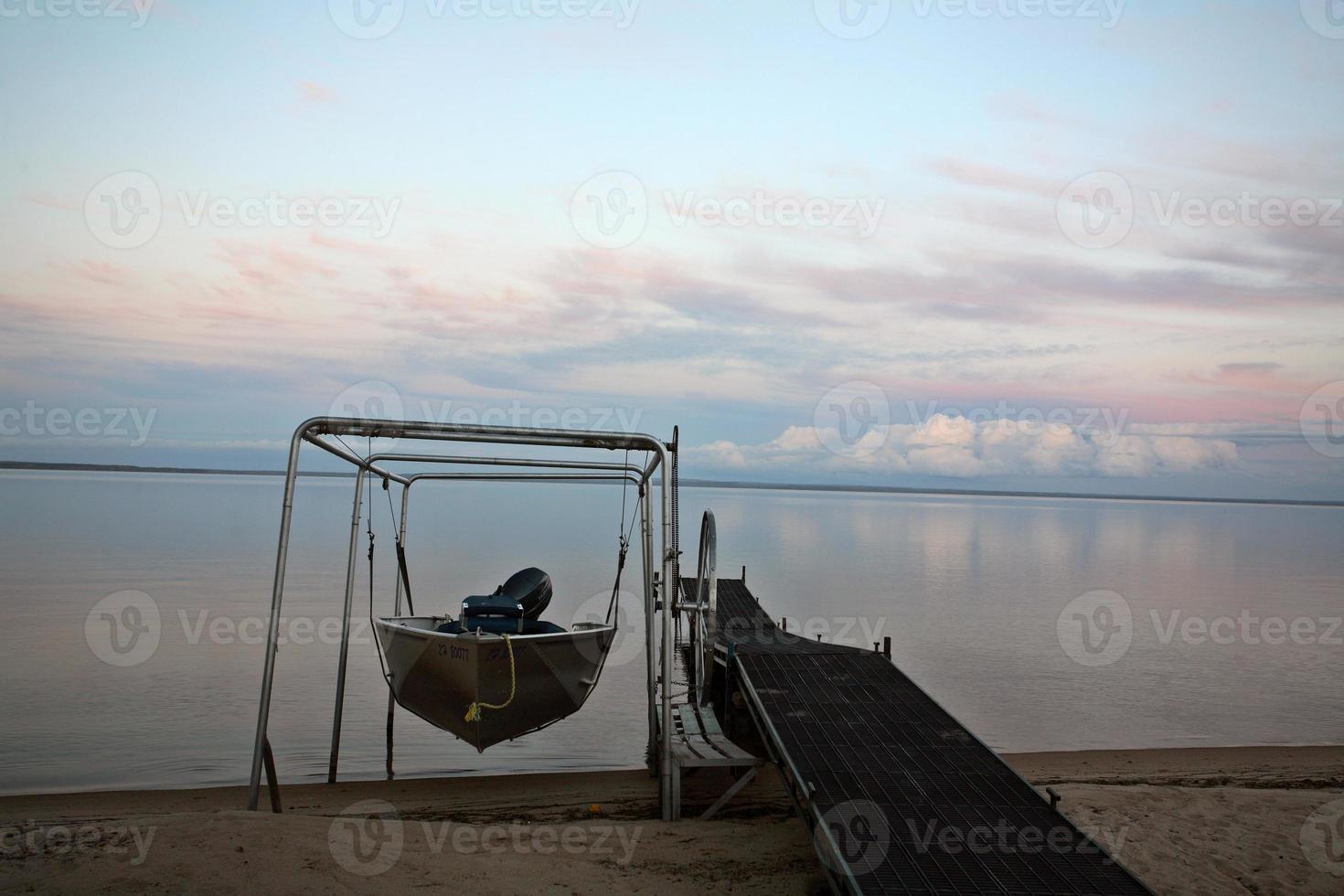båtbrygga och hiss vid smoothstone sjön Saskatchewan foto