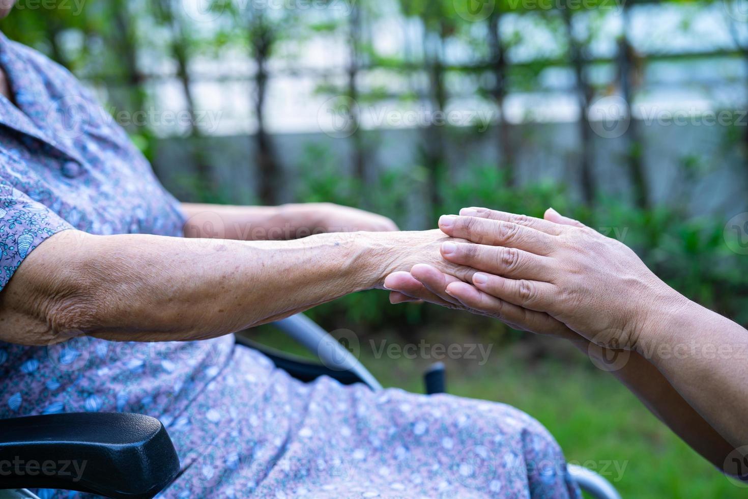 hålla händer asiatiska senior eller äldre gammal dam kvinna patient med kärlek, vård, uppmuntra och empati på vårdavdelningen, friska starka medicinska koncept foto