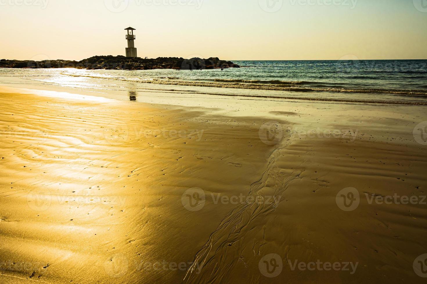 khao lak ljus fyr, vacker solnedgångstid vid nang thong beach, khao lak, thailand. tropisk färgglad solnedgång med molnig himmel. mönster textur av sand på stranden, Andaman havet phang nga thailand foto