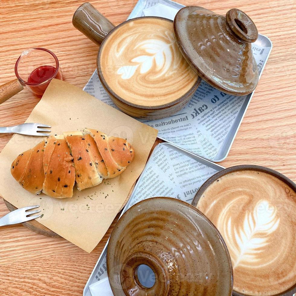 kaffe, bröd, croissant foto