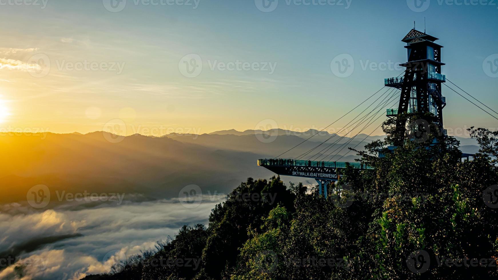 betong, yala, thailand talay mok aiyoeweng skywalk dimma utsiktspunkt det finns turistbesökta hav av dimma på morgonen foto