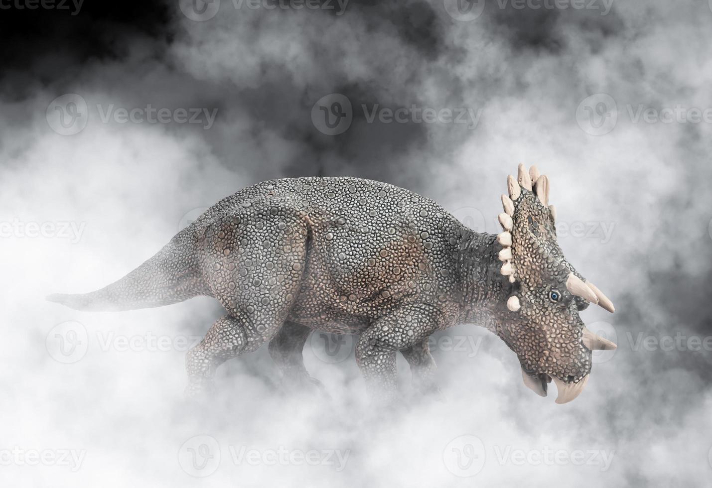 regaliceratops dinosaurie på rök bakgrund foto