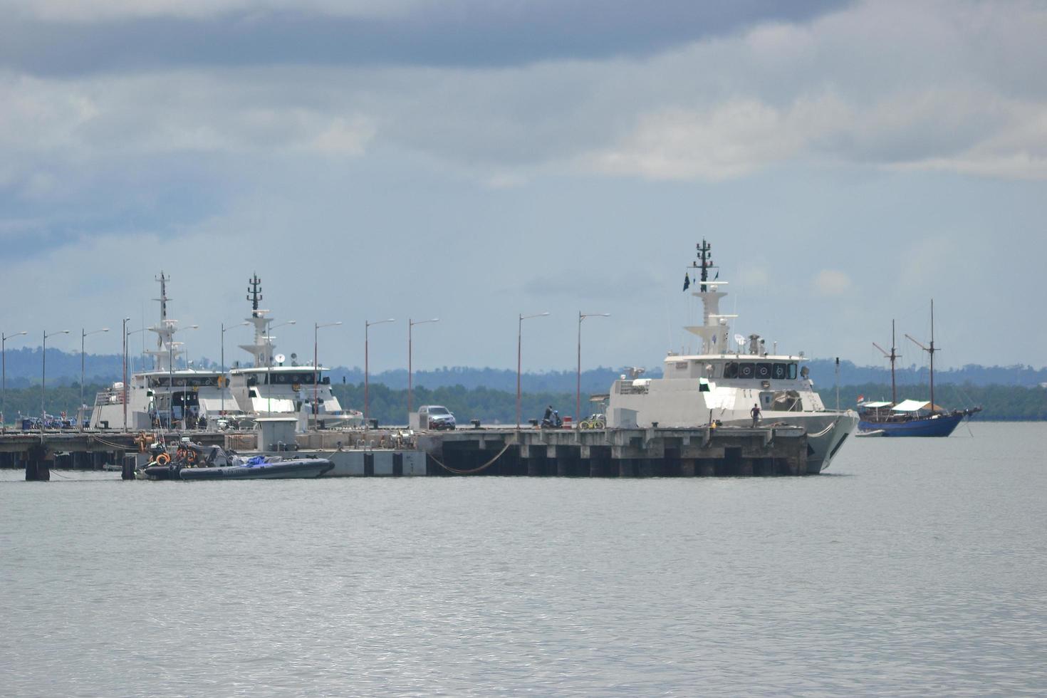 sorong, västra papua, indonesien, 30 september 2021. marina patrullbåtar förtöjer vid kajen. foto