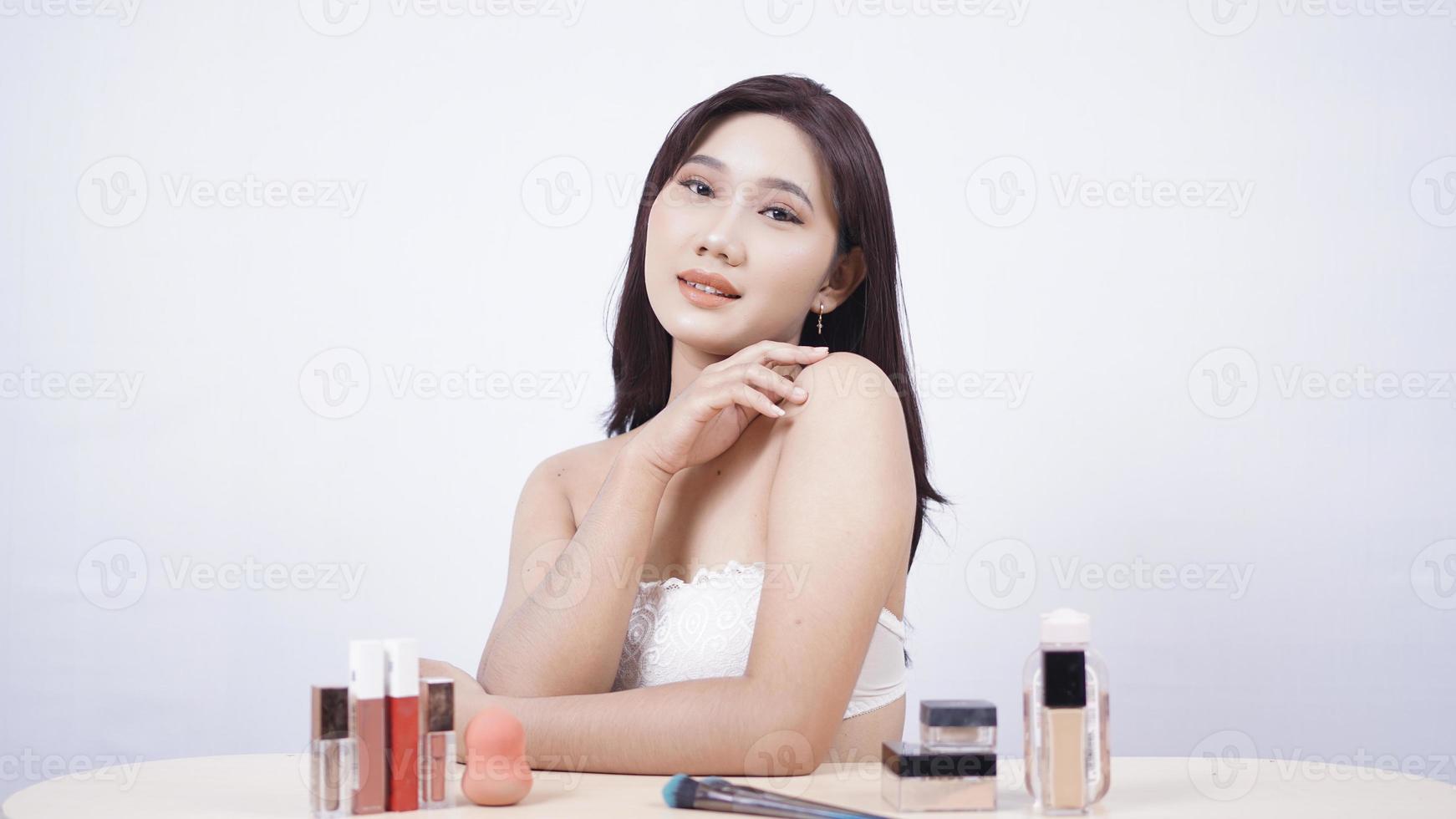 asiatisk skönhet färdig med make up isolerad på vit bakgrund foto