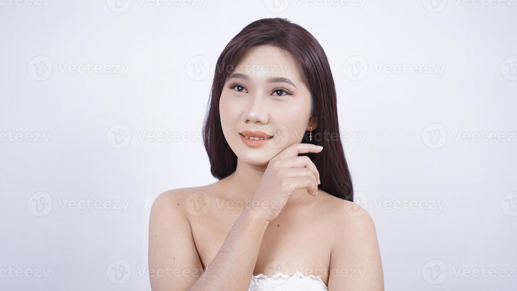 asiatisk flicka med smink ser elegant ut isolerad på vit bakgrund foto