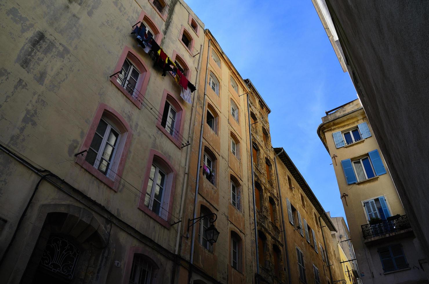 gamla hus med plagg i marseille foto