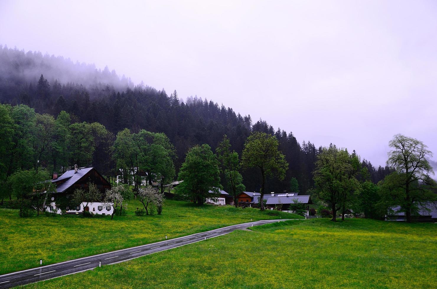 bergslandskap och byggnader foto