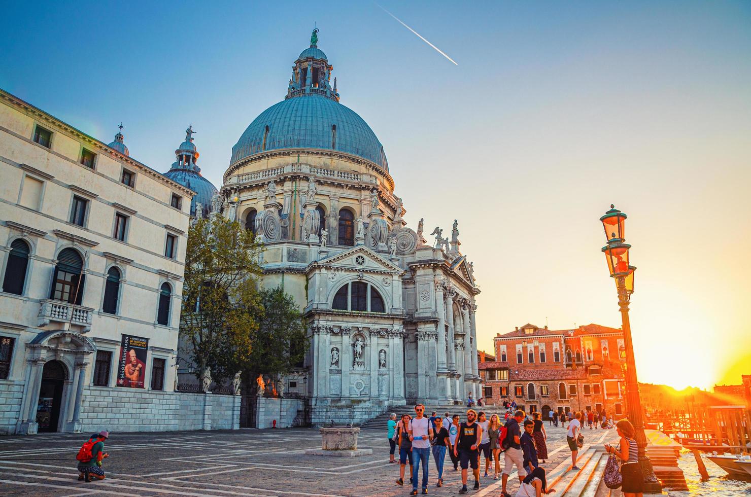 Venedig, Italien, 13 september 2019 Venedig stad med basilica di santa maria della salute katolska kyrkan foto