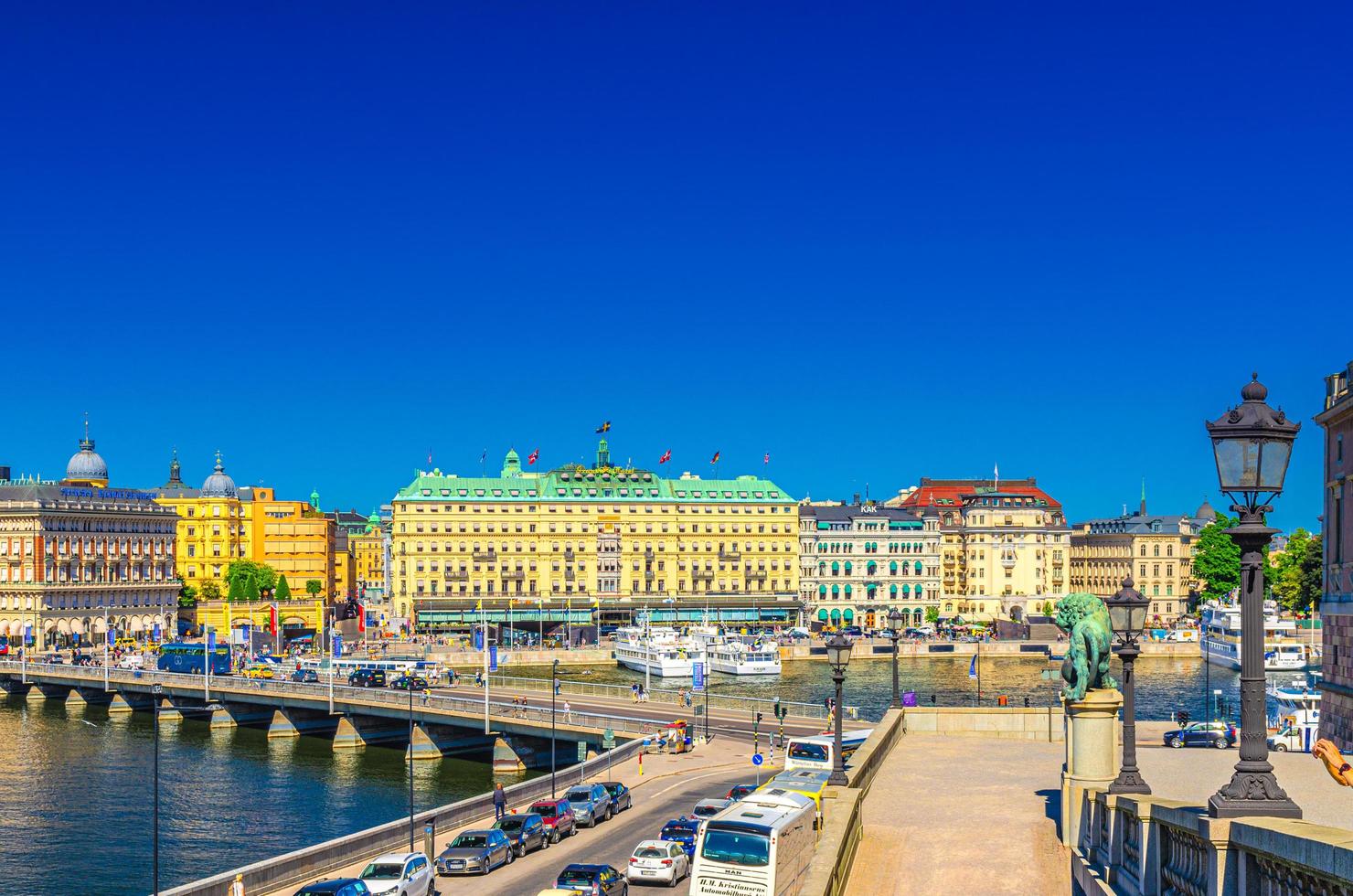 sverige, stockholm, 30 maj 2018 stockholm panoramautsikt över bron, gatubelysningslampa, lejonstatymonument, sjön malaren hamn foto