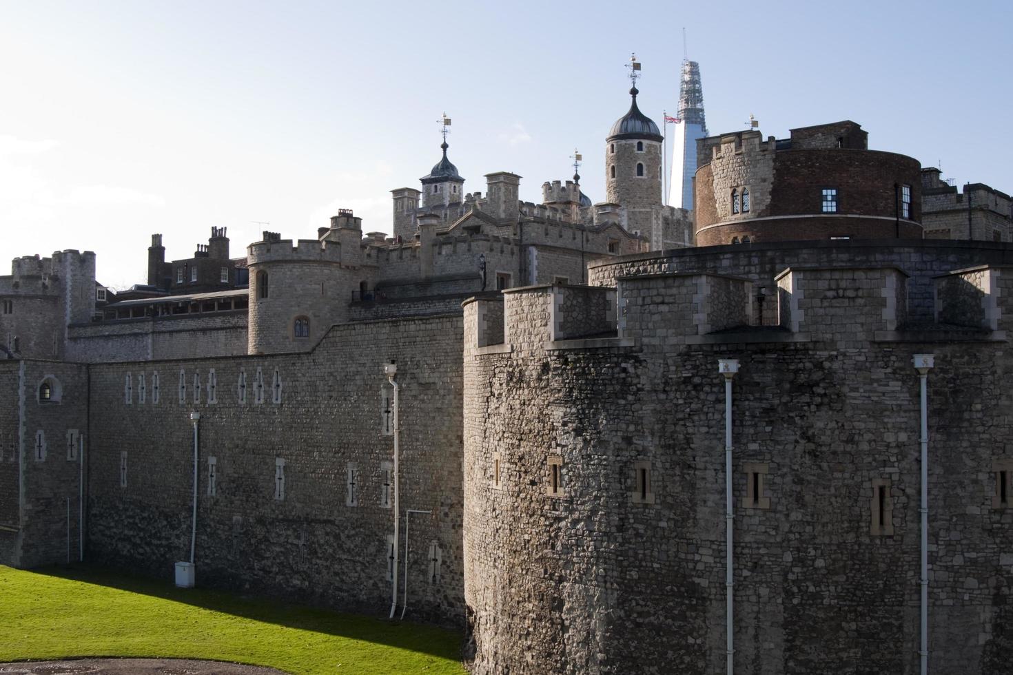 utsikt över hennes majestät kungliga palats och fästning i tornet i london, ett historiskt slott på norra stranden av Themsen i centrala london. foto