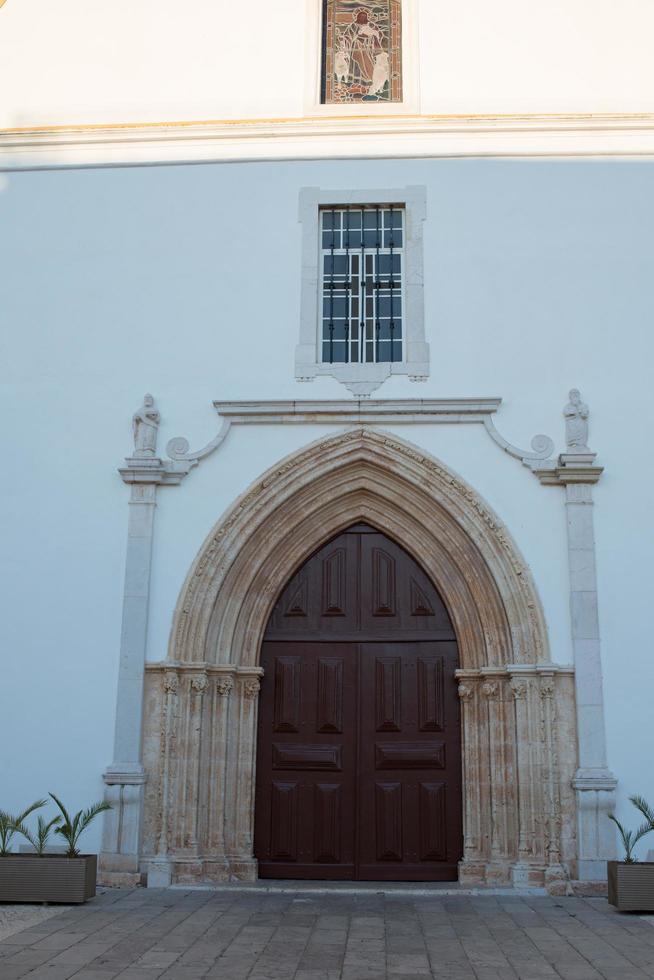 huvudingången till en katolsk kyrka i portimao. inget folk. algarve foto