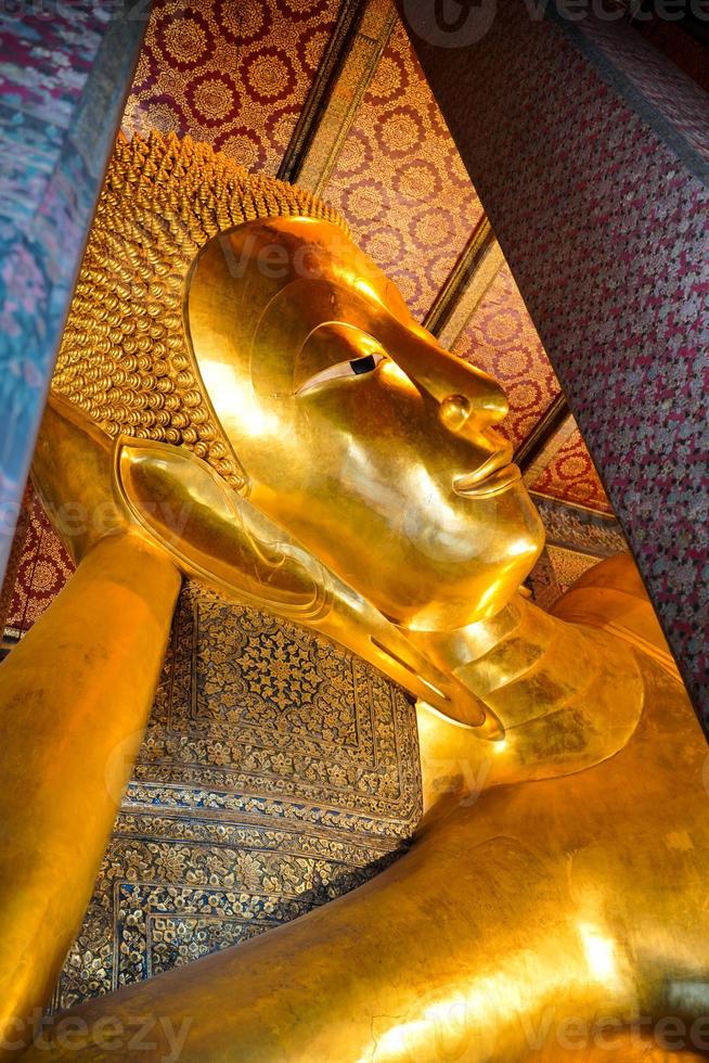 forntida buddha staty i wat thai eller thai tempel. gigantisk buddha gudsdyrkan, asiatisk arkitektur konst landmärke, berömd helgedom för turism. historia andligt guds tempel. resa thailand attraktion. foto