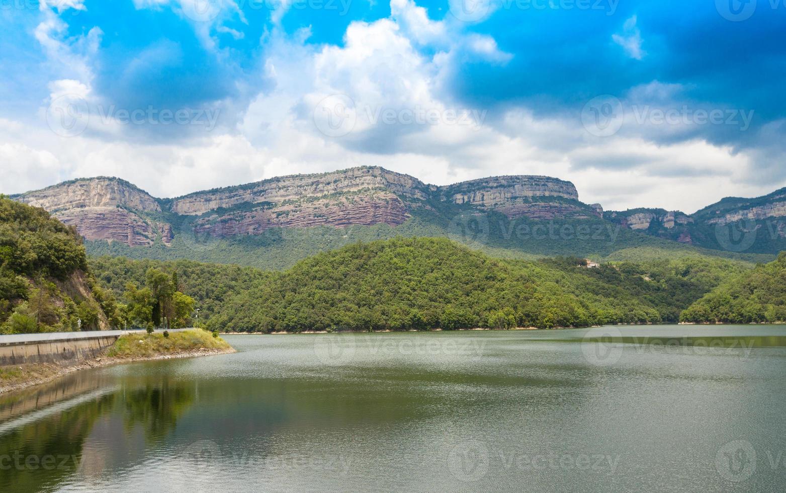 utsikt från sau-reservoaren, vilanova de sau, Katalonien, Spanien foto