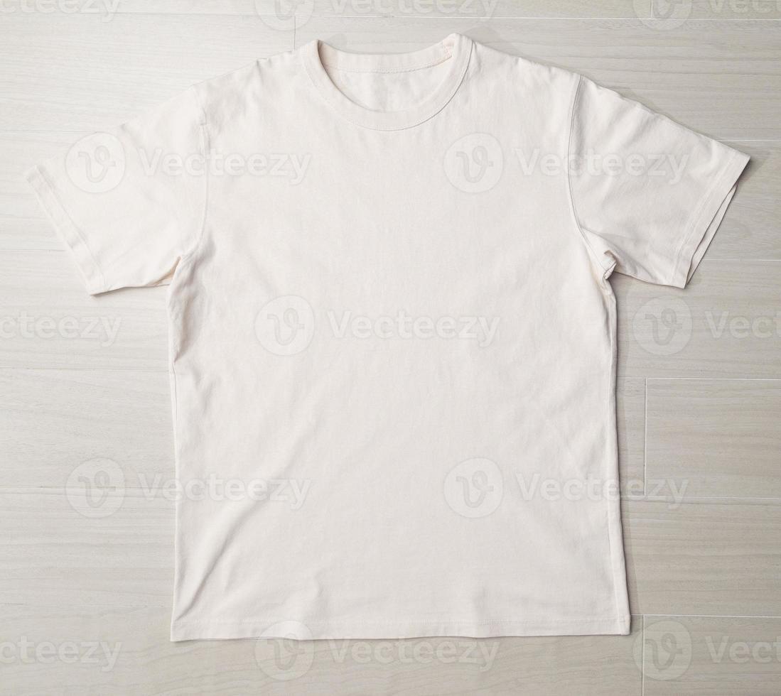 tom beige t-shirt mockup mall på golvet foto