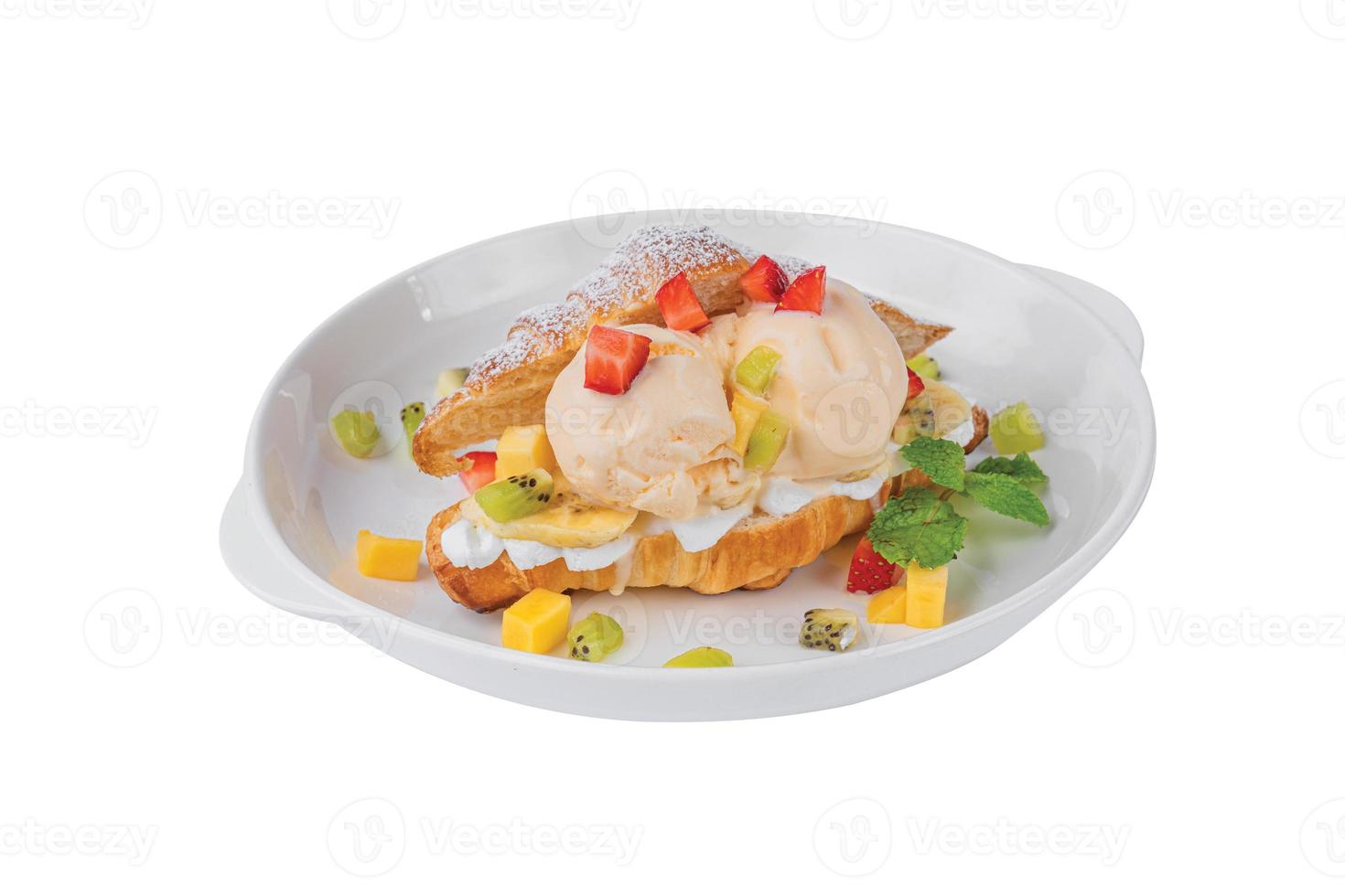croissant med glass och färsk frukt i vit tallrik foto