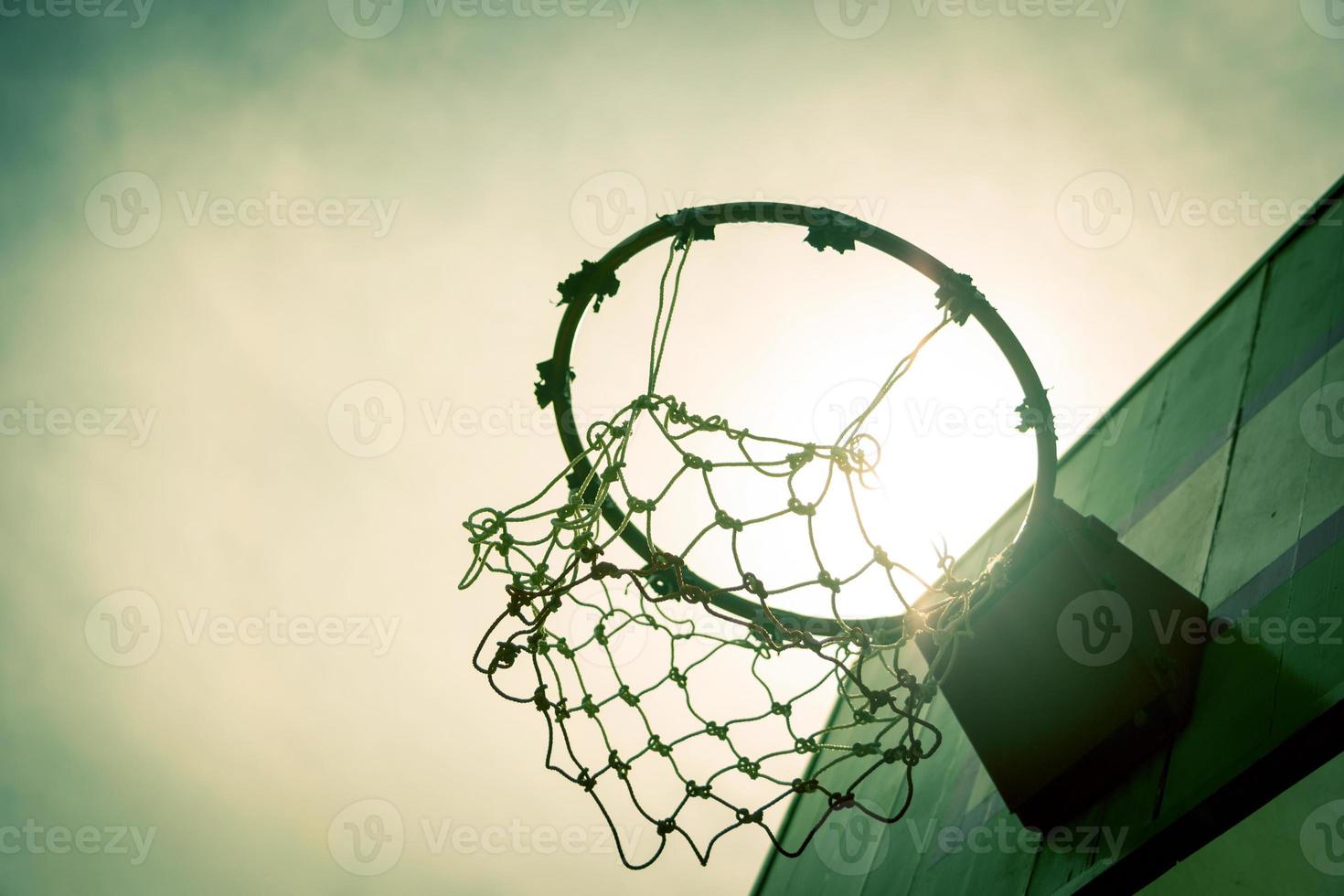 trä basketkorgen under solnedgången. foto