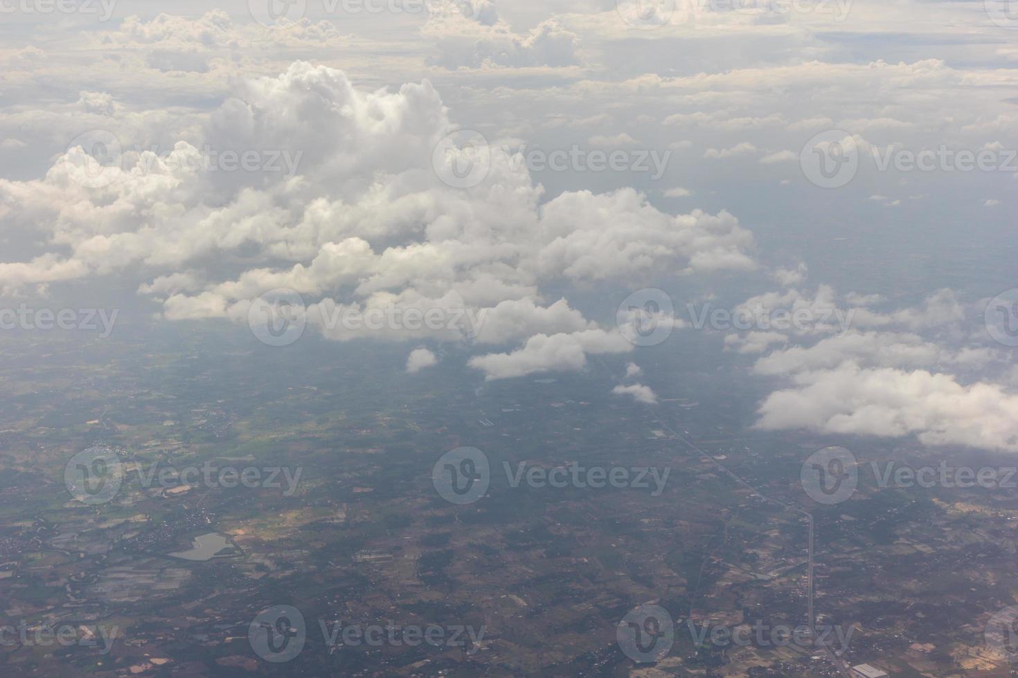 blå himmel med moln på flygplanet foto