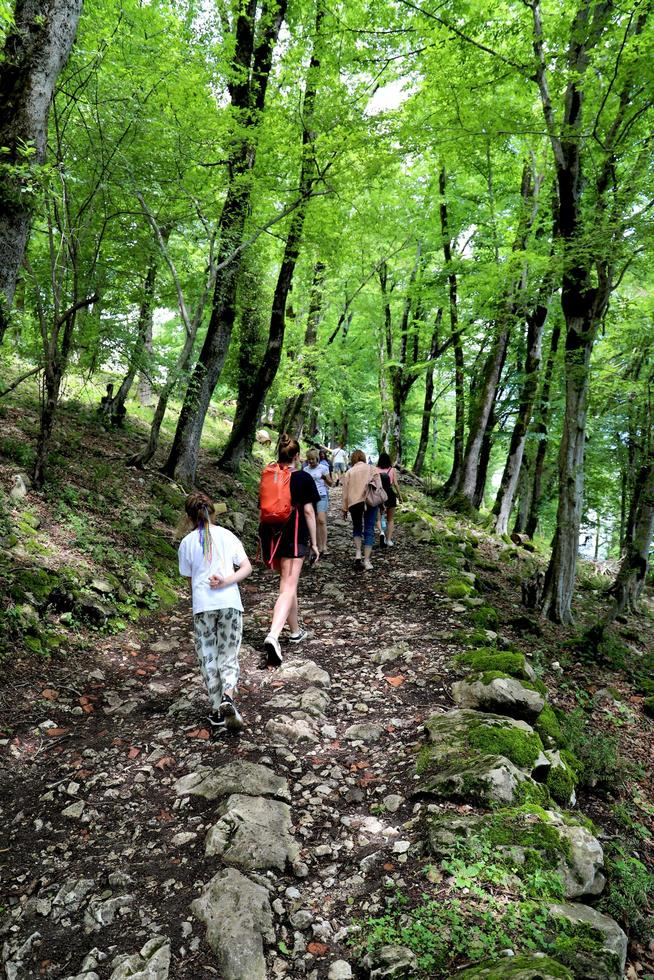 nya athos, abchazien. 2 juni 2021. grupp turister som kommer upp på bergsvägen till det antika fortet i Anakopia. foto