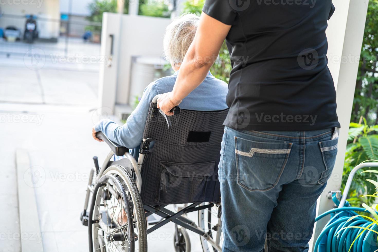 vårdgivare hjälp och vård asiatisk senior eller äldre gammal dam kvinna patient sitter på rullstol på vårdavdelningen, hälsosamt starkt medicinskt koncept foto