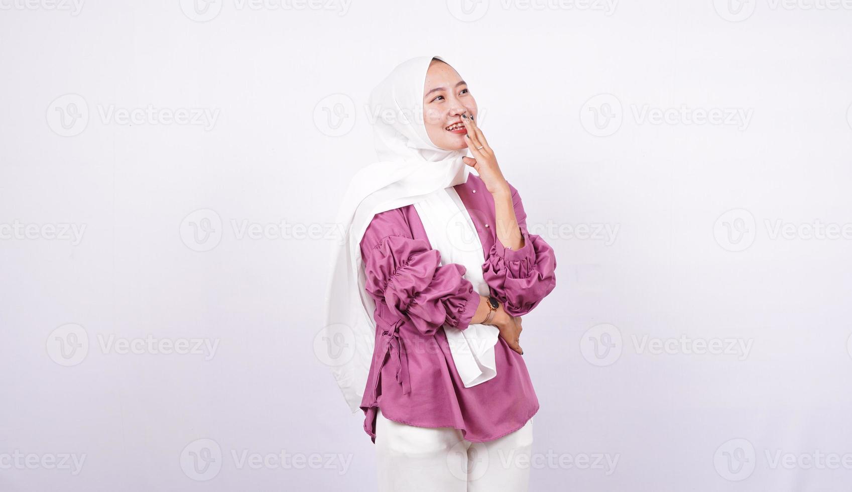 vackra kvinnor hijab skratta isolerade vit bakgrund foto