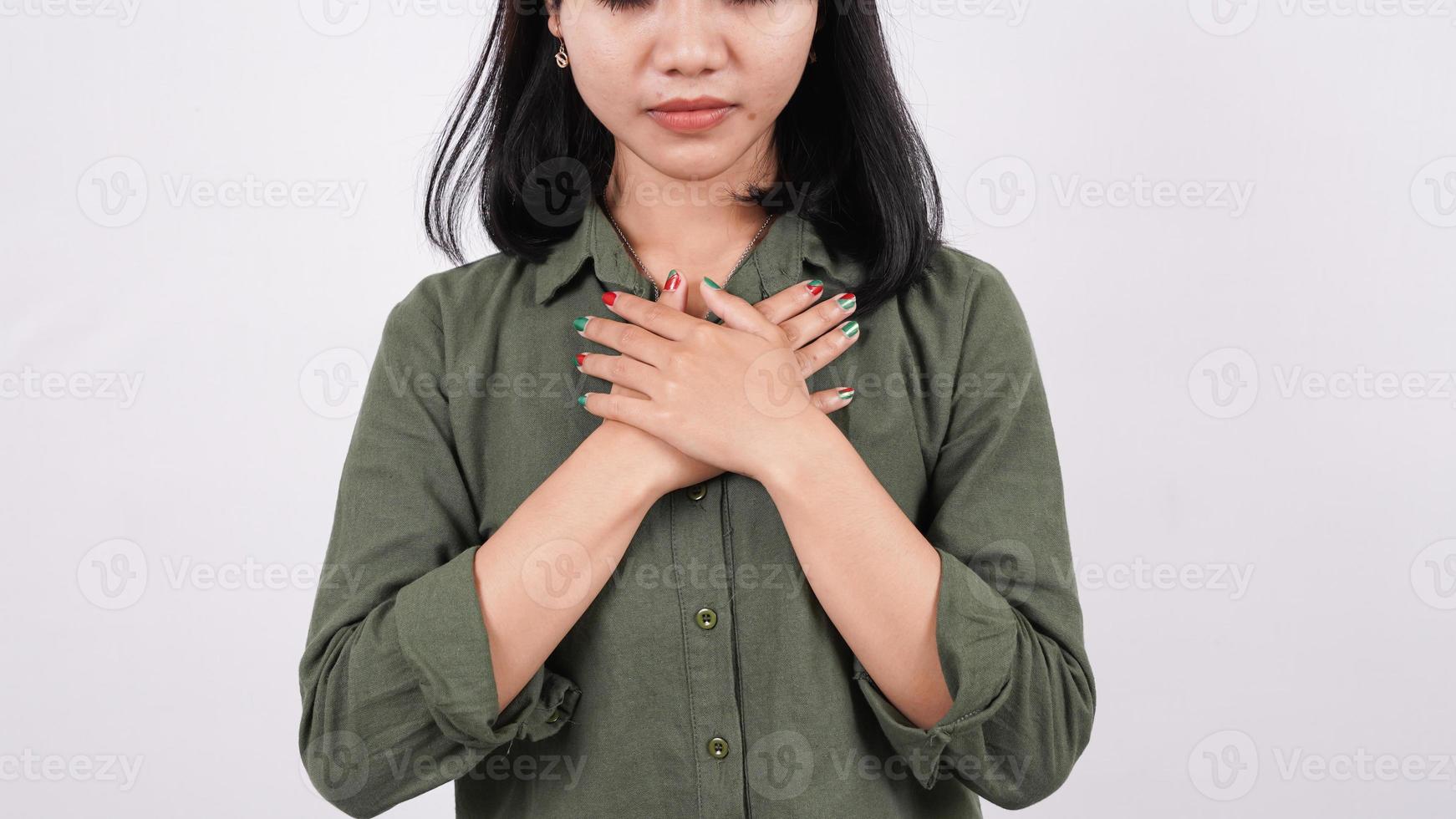 en kristen kvinna ber ödmjukt isolerad vit bakgrund foto