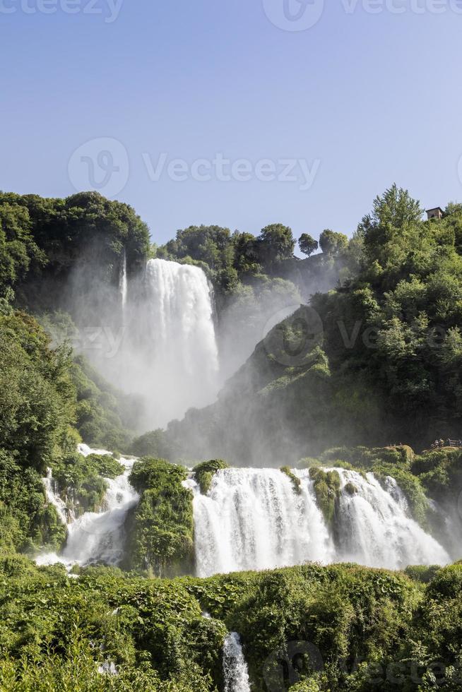 marmore vattenfall i umbrien regionen, Italien. fantastisk kaskad som plaskar ut i naturen. foto